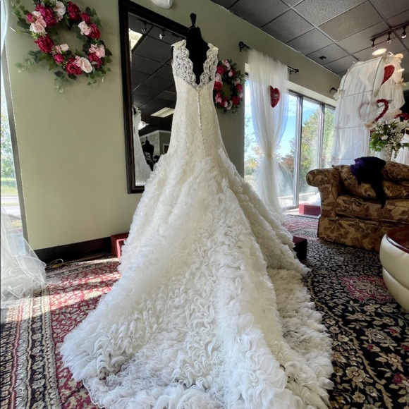 Designer Size 10 Allure Bridal’s Wedding Gown On Sale - Picture 2 of 4